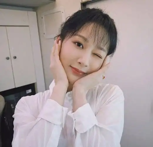 杨紫近照瘦出新高度,下巴尖尖脸颊凹陷似鞋拔,被嘲科技感十足_人物