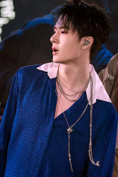 210717 乐华家族演唱会 @uniq-王一博 cr:logo