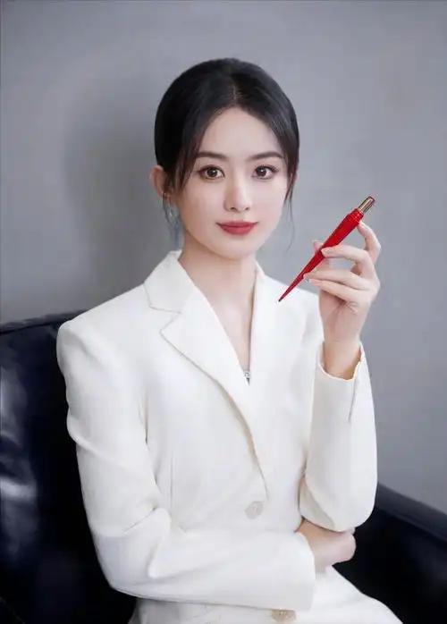 分析赵丽颖的公主切发型那么,这个新年,你是否也有想要"换头",尝试新