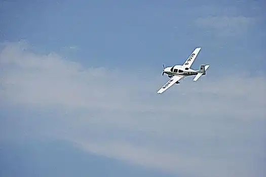 首届重庆梁平航展上的单翼小型飞机作特技飞行表演