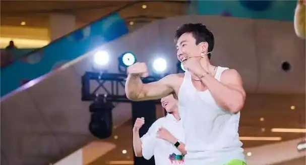 听闻刘畊宏门下的星光熠熠,吴京,言承旭,吴尊等明星皆为其弟子,更有