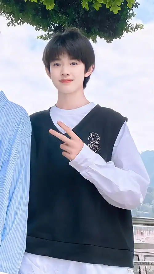 是校园里的青春校草也是舞台上耀眼的星星!