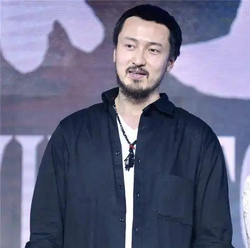 王传君新电影发布会一脸胡须成中年大叔再也找不回阳光的关谷