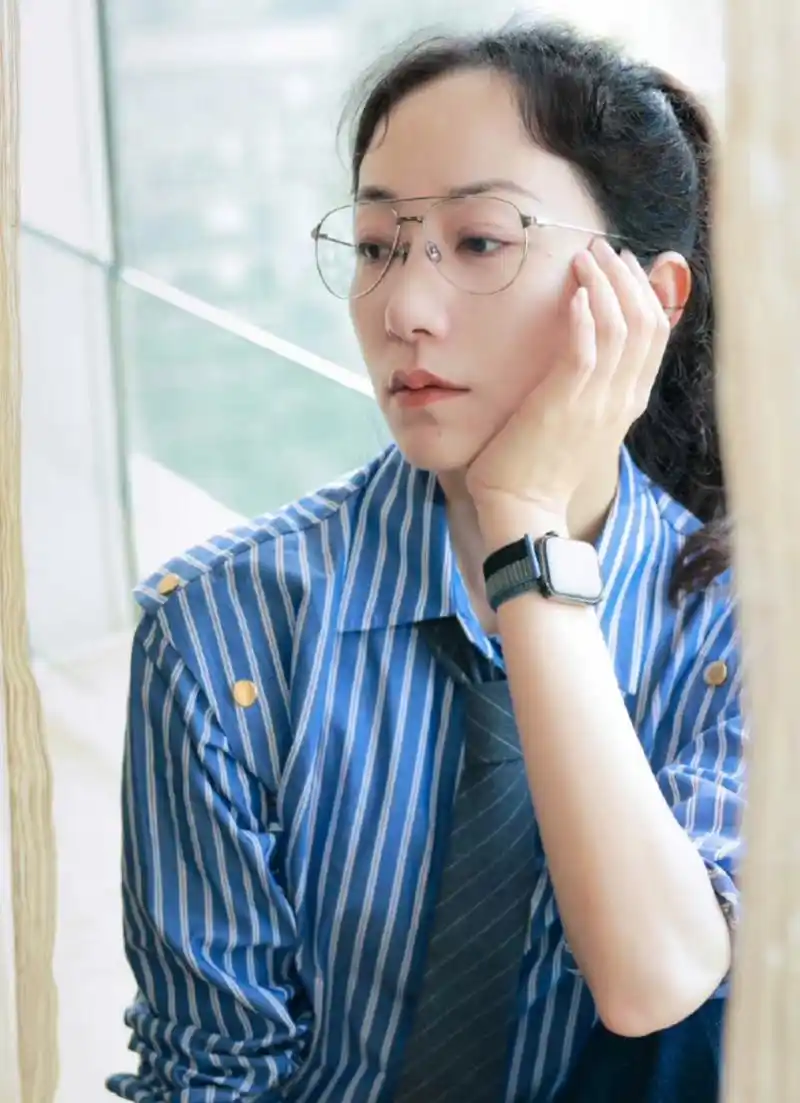 韩雪现身成都参加活动,梳高马尾,穿条纹衬衫,打着领带有种很飒爽的