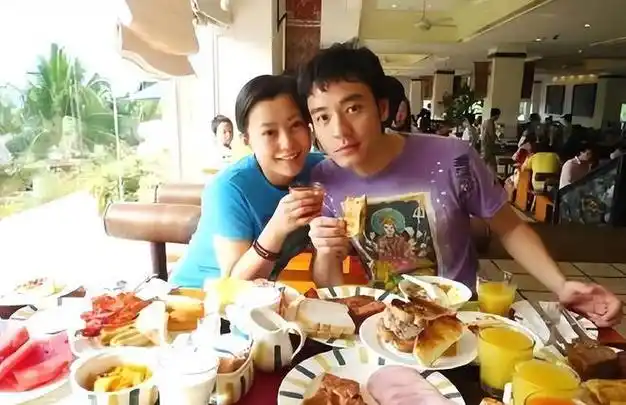 郝蕾两婚两离42岁只好一个人养育双胞胎儿子如今怎么样了