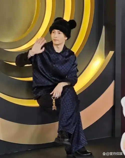 微博之夜红毯唐嫣金光闪闪杨幂步步生莲刘诗诗知性优雅