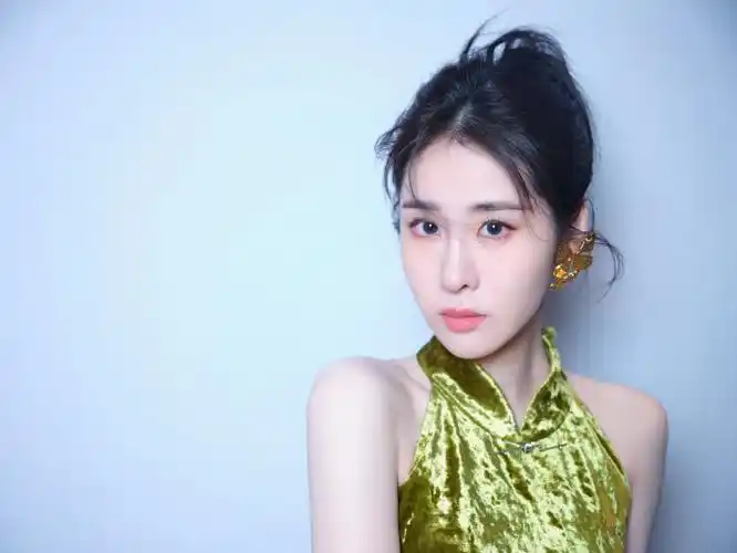 张碧晨超话润珠相衬,鎏金聚光95boss@张碧晨采撷一抹新绿,登#浙江