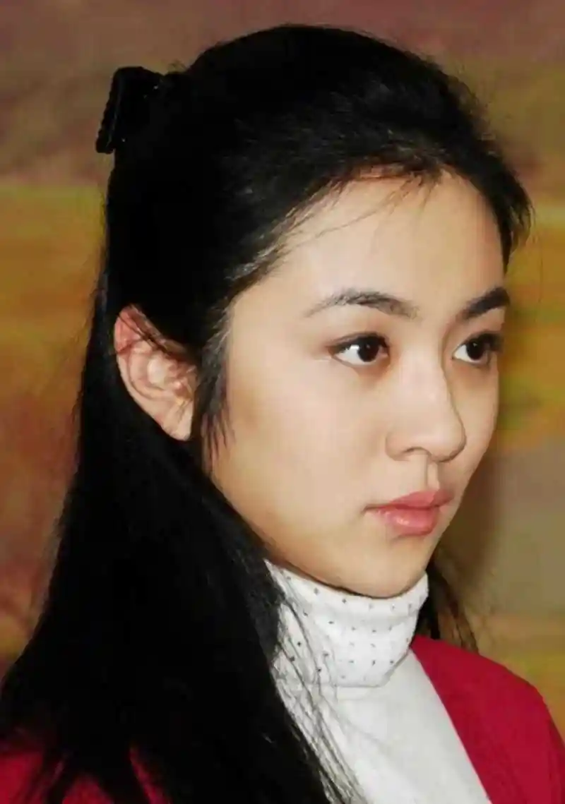 她的同学的确有几个很火爆,有人说王晓晨,你的同学都火了,就你还不温