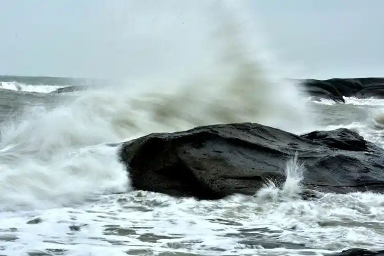 大海的波涛与浪花