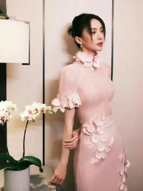 金晨这舞蹈家身材就是有优势,一袭粉色改良旗袍端庄优雅,秀气精致(图5