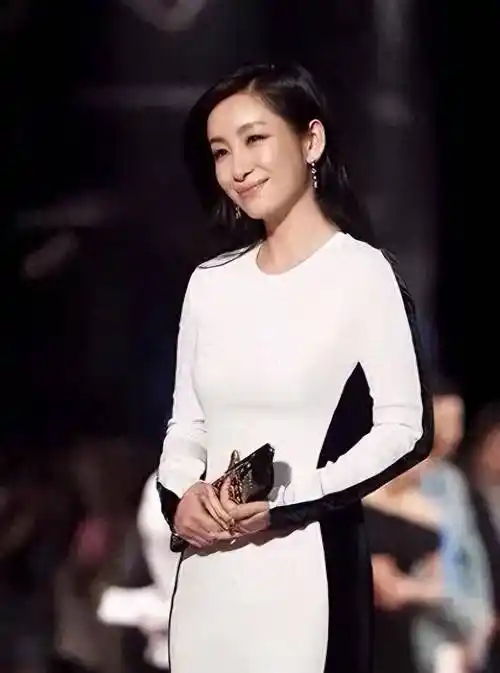 秦海璐的穿搭解析尽管吕丽萍身高165cm,但年过六旬,身材容易显得臃肿.