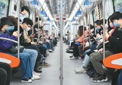 杭州地铁2号线一瞥.   潘海松摄(人民视觉)