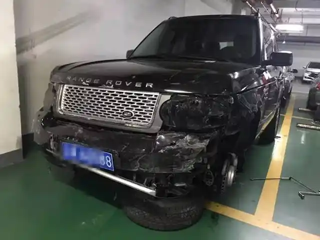 昨晚星河城附近发生"交通事故"?路虎撞到变形,现场数百人却在围观