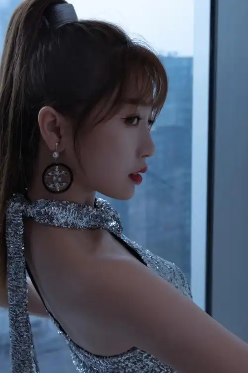 虞书欣银色露肩星光裙