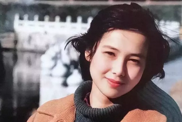 蒋雯丽年轻照片曝光!颜值令人惊讶,网友:美得不像话