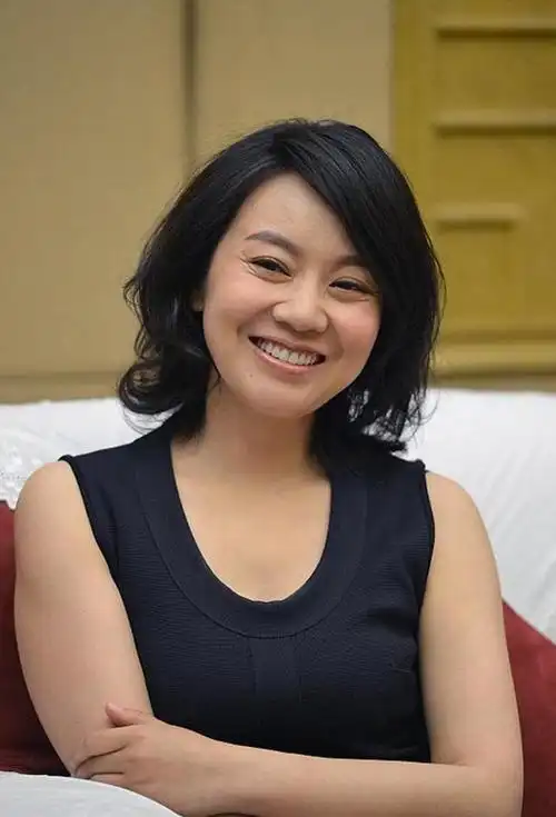 如今的闫妮已经49岁了,从最近流露出来的照片看,她身材,气质虽然依旧