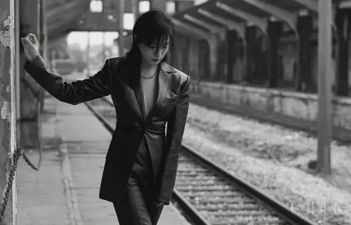 万茜chicmagazine8月刊酷飒姿态演绎的封面故事