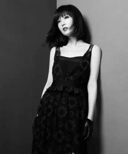 49岁周慧敏皮肤白滑细嫩 风采依旧