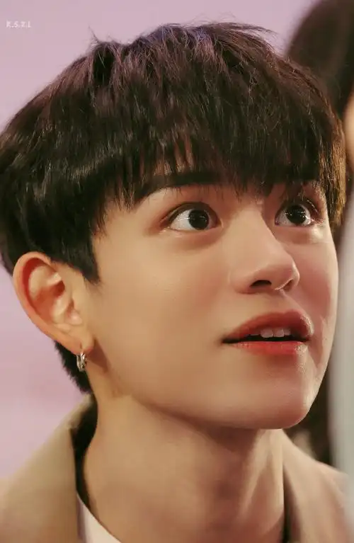 入坑以后经常被黄旭熙的兔牙可爱到宝坨的兔牙真的超级可爱