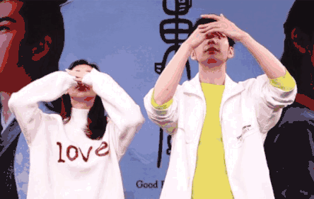 好咯,可能想起要正经营业了,最后相视一笑以示友好吧~演绎《初见》