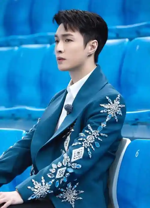 张艺兴做客人民论坛直播间 畅谈文艺新气象新发展