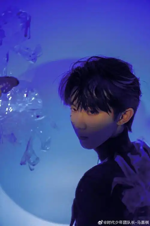 帅哥系列壁纸,第46期,我们以一位备受瞩目的年轻偶像——马嘉祺为主题