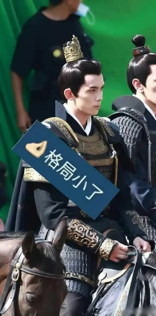吴磊古装骑马路透#吴磊《星汉灿烂》古装骑马路透,盔甲造型霸气十足!