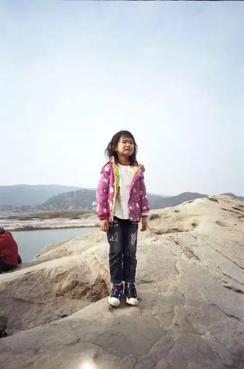 她记录七八岁孩童最天真烂漫的时光,连哭起来都那么可爱