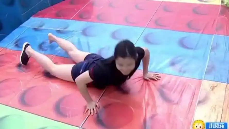 美女闯关鞋掉了,光脚闯赛道,这操作主持人都瞪大眼丨男生女生_腾讯