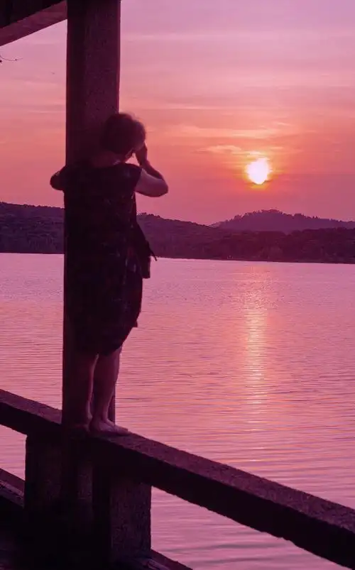 独自拍夕阳的老太太