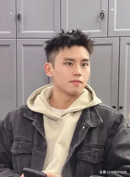 尾和头发丝本身,他还会调整我们的发根支撑感,让那些细软发质的男生