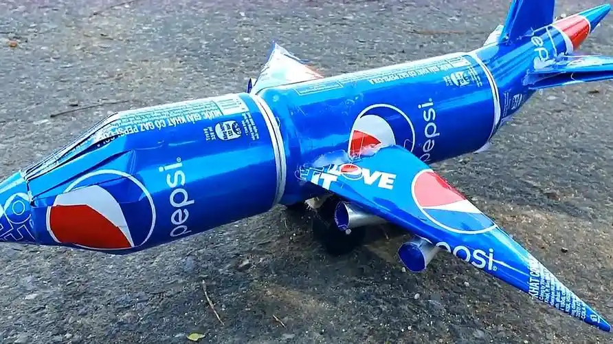 1易拉罐手工飞机:首先准备一些可乐的易拉罐,之后做出飞机的机身,飞机