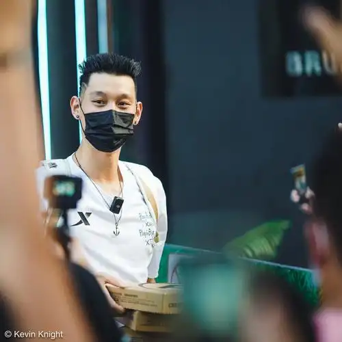 听说今天成都大源篮球场有小哥送饭林书豪