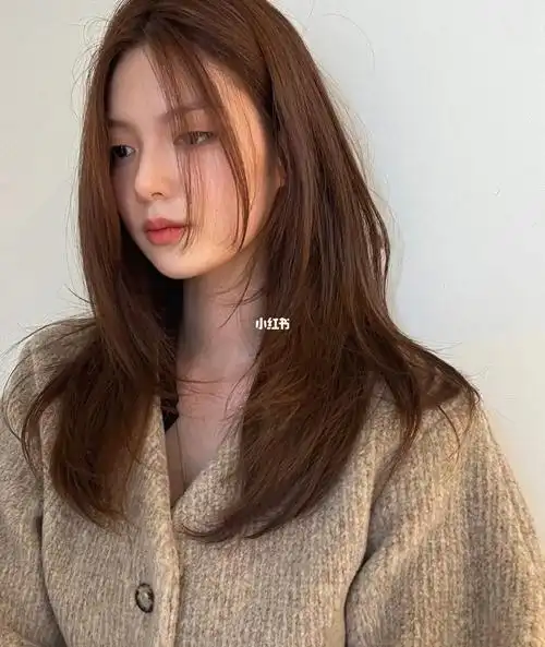 高层次感的长碎发 轻盈动感非常修饰脸型与颧骨的一款发型减龄显