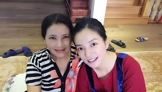 赵薇母亲魏启颖儿子离婚分走52亿女儿消失荧屏丈夫也去世