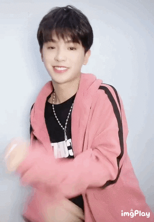 黄明昊粉色外套