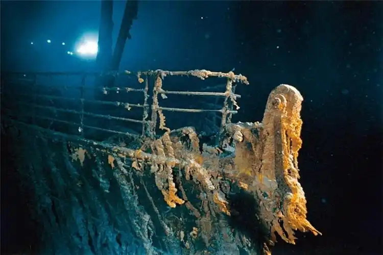 但其实真正导致泰坦尼克号沉船的并非撞上冰山那么简单.