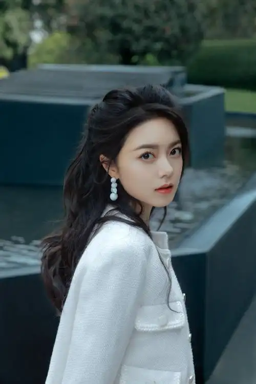 纯白早安大片来啦~麦麦的大眼睛bulingbuling好漂亮~早安@赵今麦angel