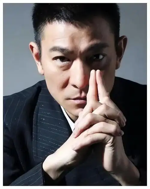 62岁刘德华近照老态龙钟头发花白啤酒肚显现一脸愁容网友震撼