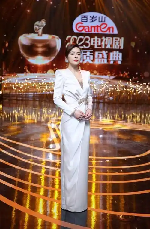 陈辰生二胎后主持首秀东方卫视品质盛典表现惊艳获赞