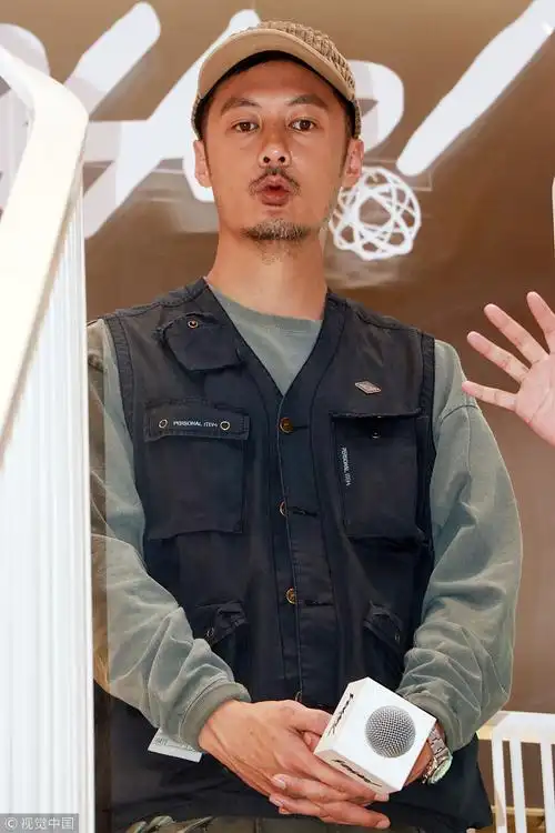 潮叔余文乐出席活动留小胡子超有范儿