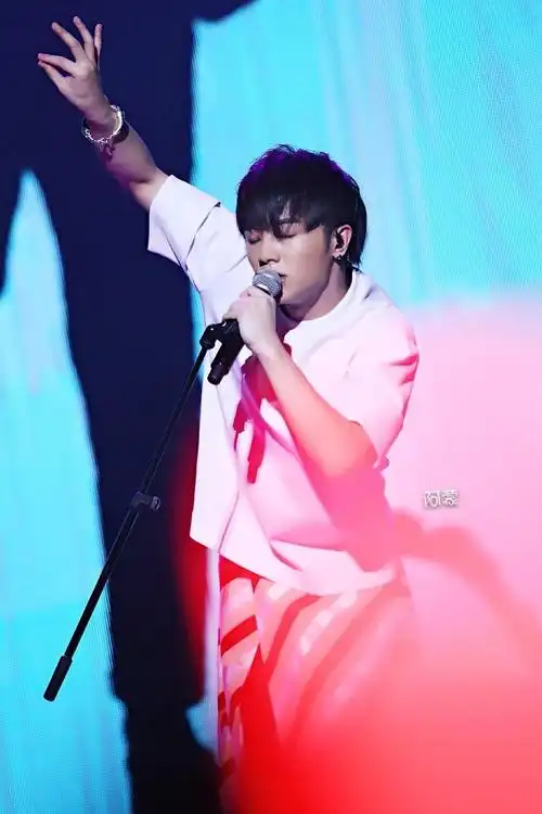 2014华晨宇2014华晨宇火星演唱会 - 北京站_高清图片大全-爱豆app