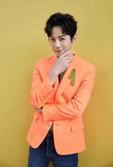 何炅橙色西装帅气写真图片46