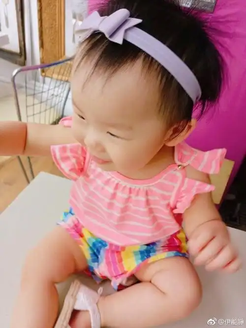 伊能静参与慈善设计围兜 小米粒戴上粉嫩可爱