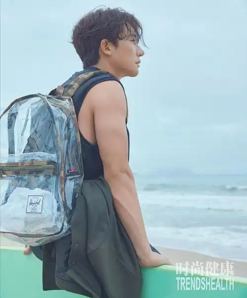 黄轩展露完美身材,有颜有担当,男人味十足!西装 aj穿出潮流范