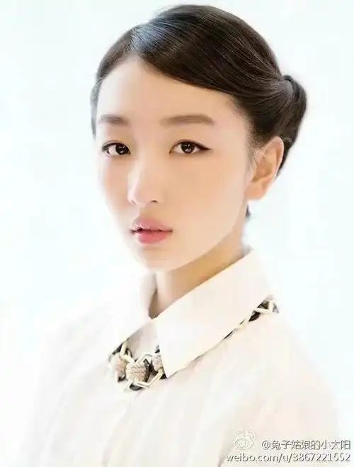 周冬雨素颜照火出圈 内娱清冷感的代表