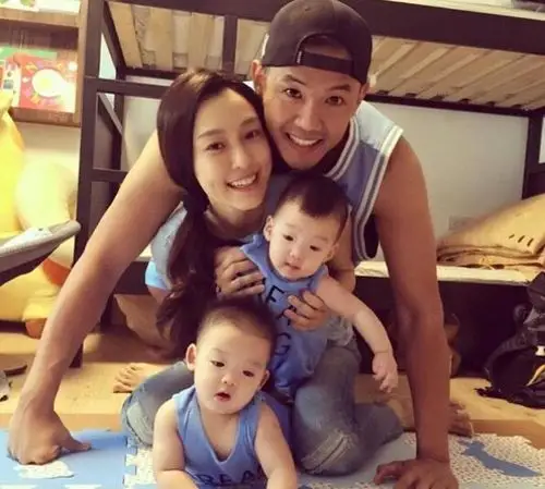 范玮琪一家四口玩叠罗汉