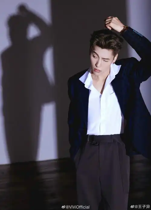 电影之夜红毯造型#@王子异微博电影之夜造型,白衬衫搭配蓝色印花西装