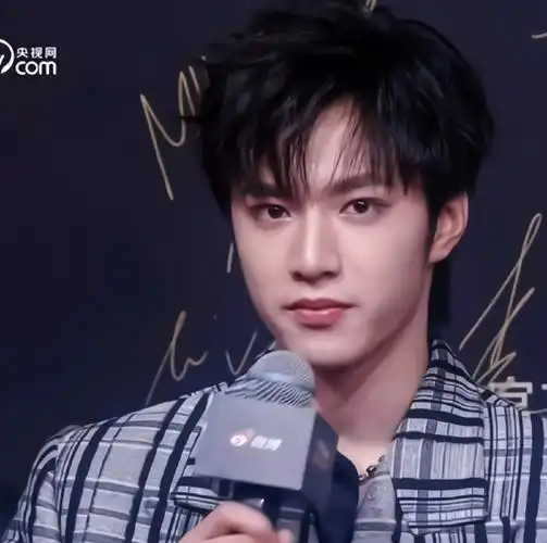 央视网镜头下的精准捕捉blue-刘耀文#躺着听时代少年团的躺着真舒服