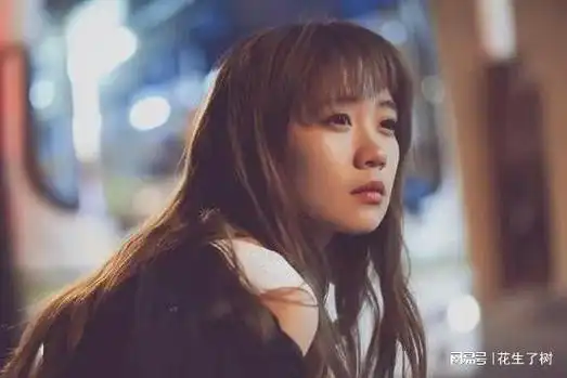 秦一朵风驰电掣赶回家时,程志正戴着耳机坐在电脑前玩游戏,嘴里还骂骂